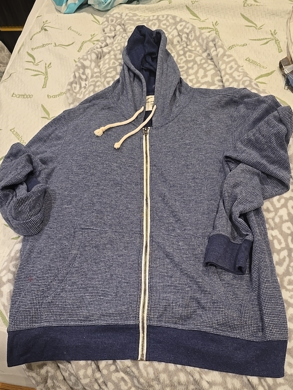 ❤️5/$25 Like New Textured Blue Zip-Up Hoodie